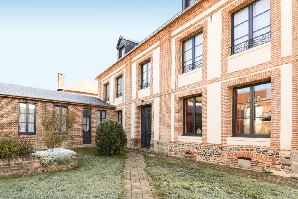 Menuiseries aluminium avec fenêtre et porte d'entrée - AMPC Solutions