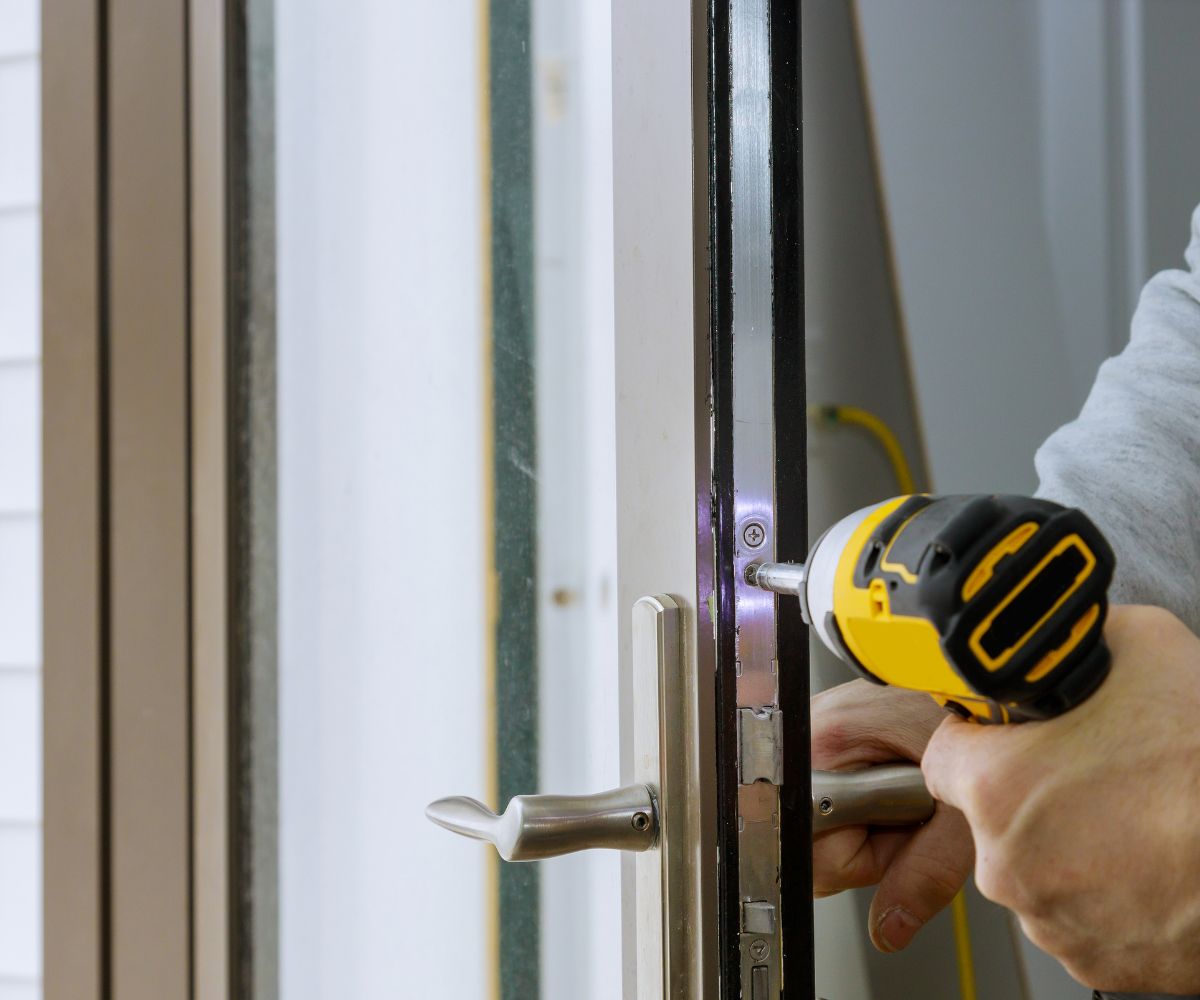 Pose Porte d'entrée Aluminium, PVC, Bois ou Acier chez AMPC Solutions